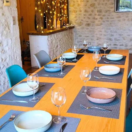 Chez Gargatte, 12personnes , Piscine Chauffee , Fr Holiday home